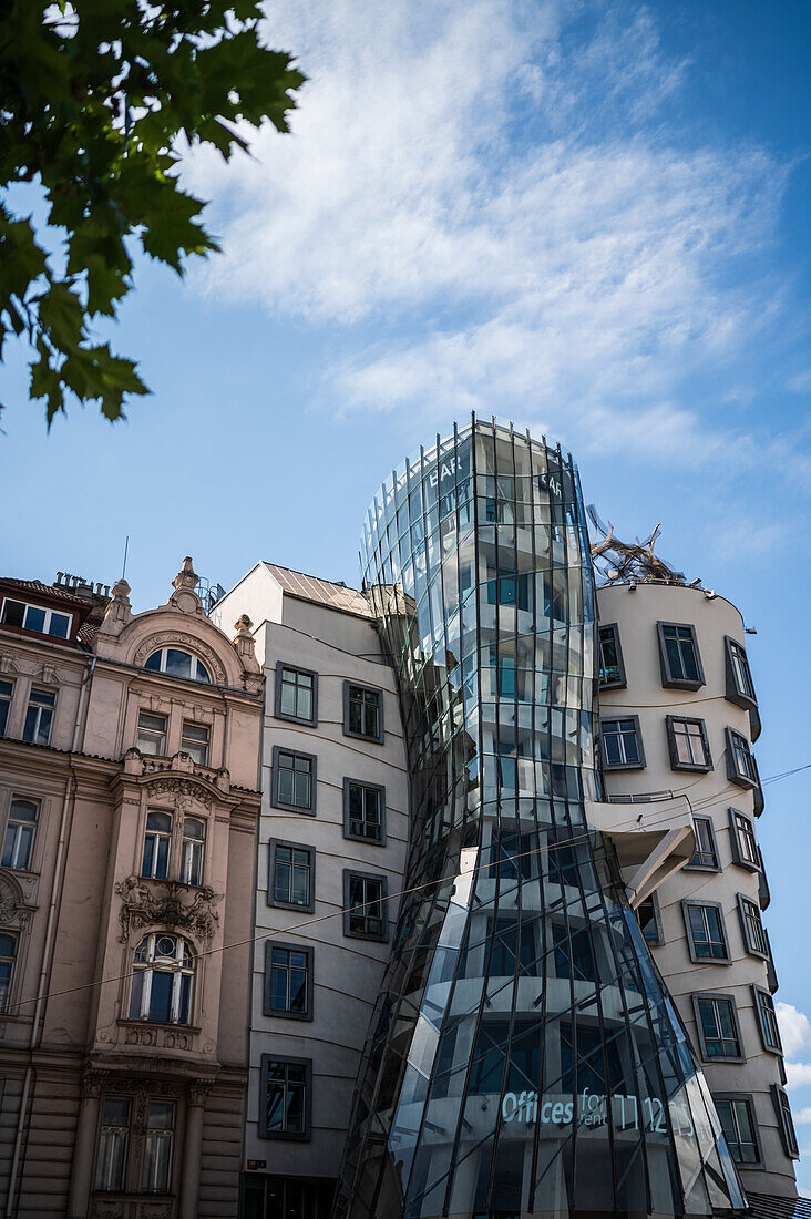 Das Tanzende Haus oder Ginger und Fred (Tancící dum) ist der Spitzname für das Gebäude der Nationale-Nederlanden auf dem Rašínovo nábreží in Prag, Tschechische Republik.