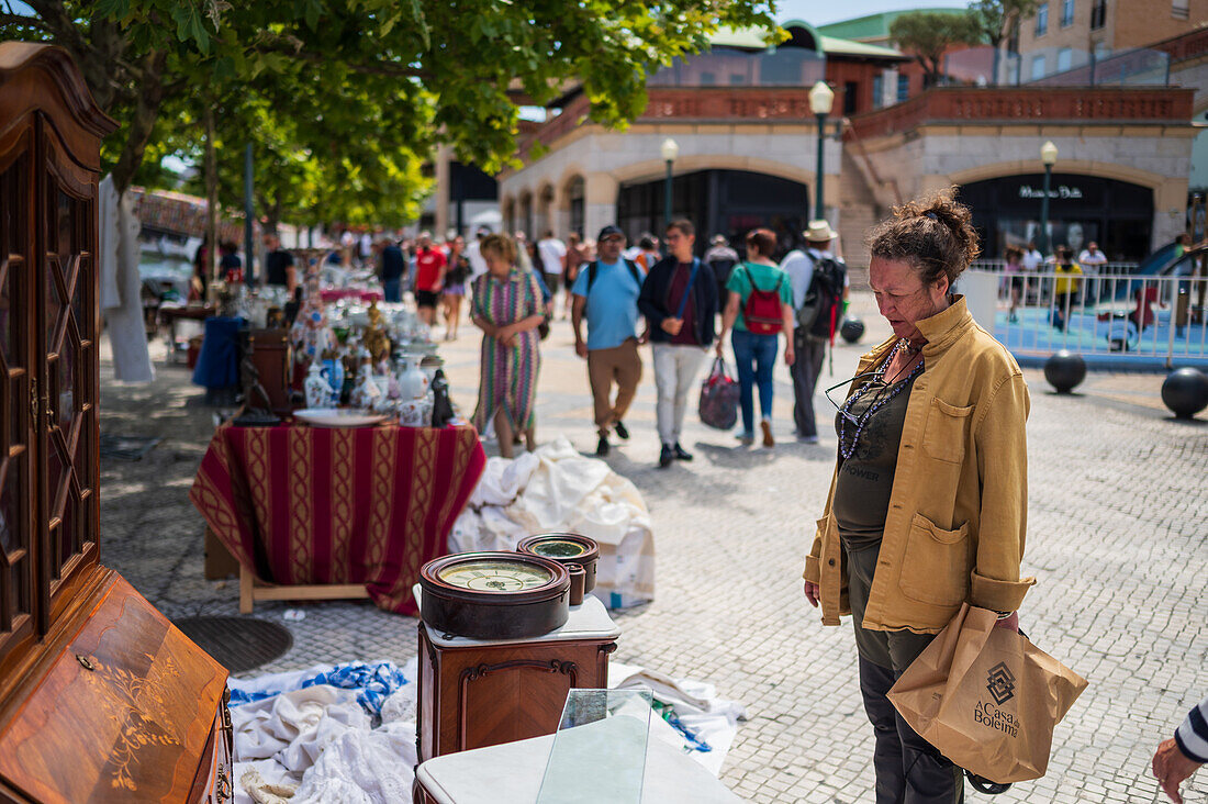 Straße und Flohmarkt in Aveiro, Portugal