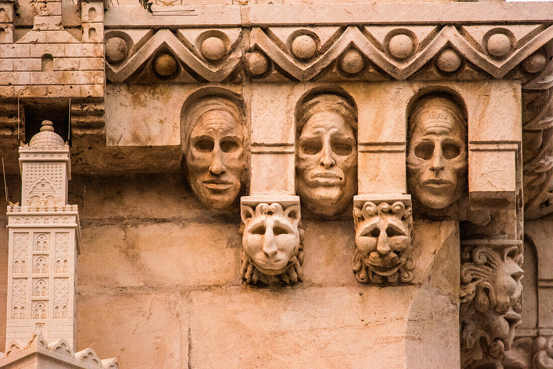 Nahaufnahme der filigranen Details am Sockel der Statue des Königs San Fernando auf der Plaza Nueva in Sevilla, Spanien.