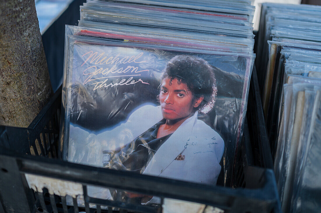 Vinyl-Schallplatten zum Verkauf auf einem Straßen- und Flohmarkt in Aveiro, Portugal