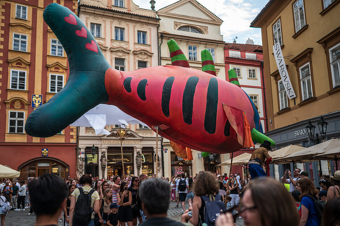 Puppenkorso vom Marienplatz zum Altstädter Ring während des Prager Straßentheaterfestivals Behind the Door, Prag, Tschechische Republik