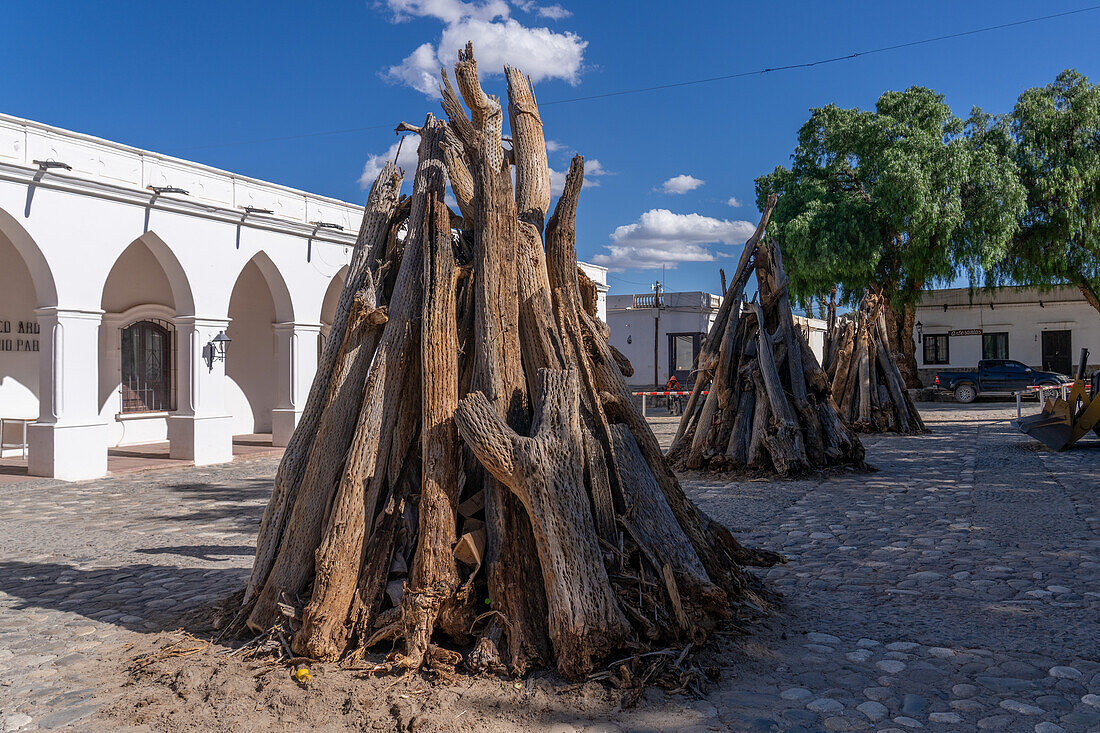 Große Stapel von Kaktusholz vor der Kirche für Lagerfeuer zur Feier des St. Josephs-Tages in Cachi, Argentinien.