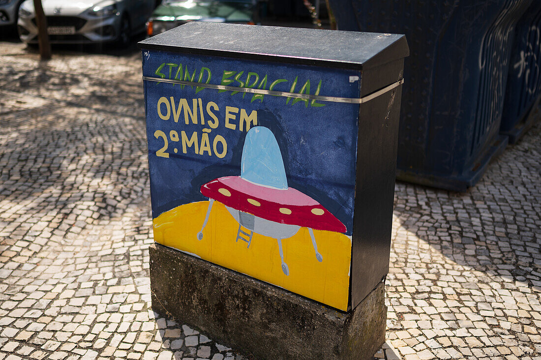 Straßenkunst über UFOs aus zweiter Hand, Aveiro, Portugal