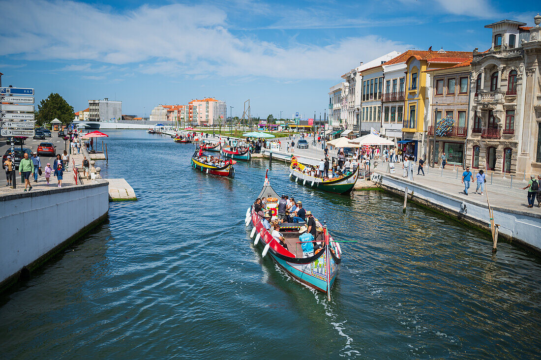 Bootsfahrt durch die Kanäle in einem farbenfrohen, traditionellen Moliceiro-Boot, Aveiro, Portugal