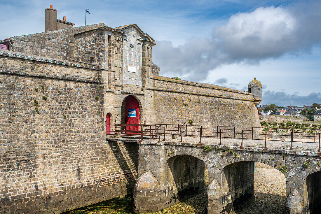 Blick auf die historische Zitadelle Port Louis in Lorient, Bretagne, Frankreich. Die alten Steinmauern und architektonischen Elemente zeugen von der reichen Geschichte der Stadt.