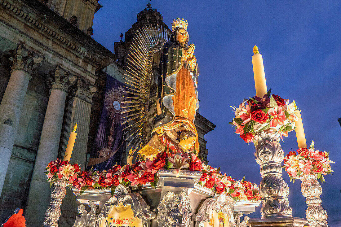 Dia de la Virgen de Guadalupe (Fest der Jungfrau von Guadalupe) und Parade in Guatemala-Stadt.