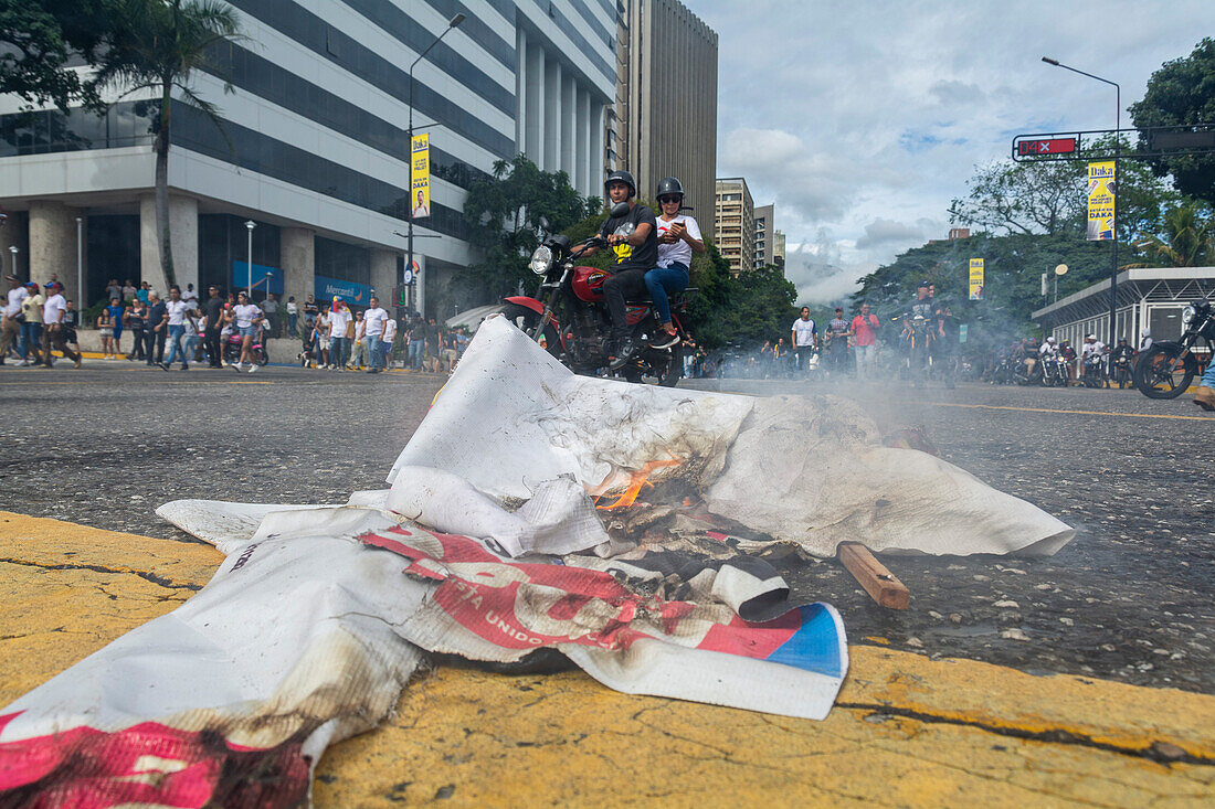 Protest der Bevölkerung Venezuelas gegen die gefälschten Präsidentschaftswahlen, aus denen Nicolas Maduro mit 51 % der Stimmen als Sieger hervorging.