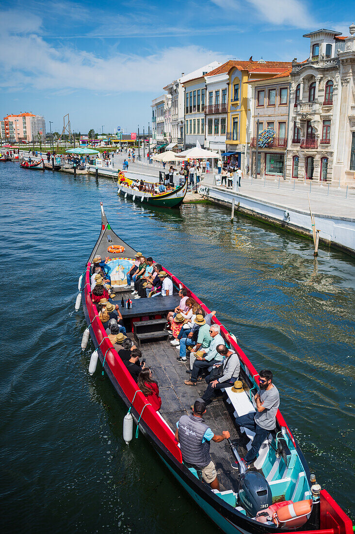 Bootsfahrt durch die Kanäle in einem farbenfrohen und traditionellen Moliceiro-Boot, Aveiro, Portugal