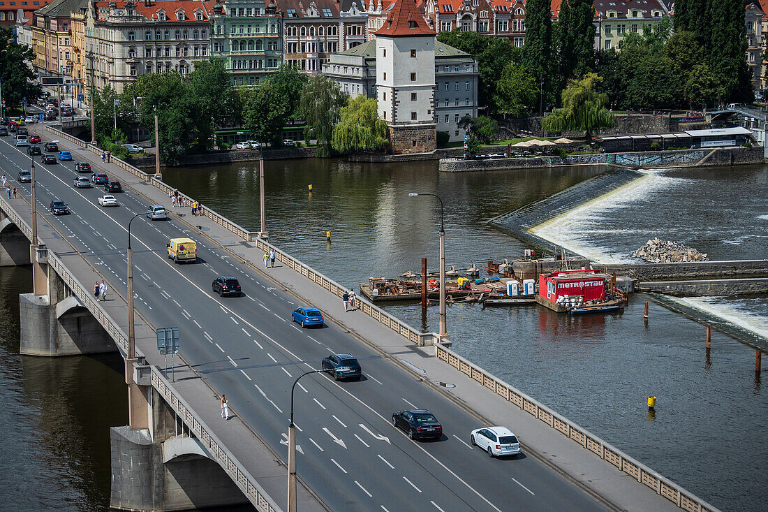 Blick auf die Stadt von der Dachbar des Dancing House oder Ginger and Fred (Tancící dum), dem Spitznamen für das Gebäude der Nationale-Nederlanden auf dem Rašínovo nábreží in Prag, Tschechische Republik