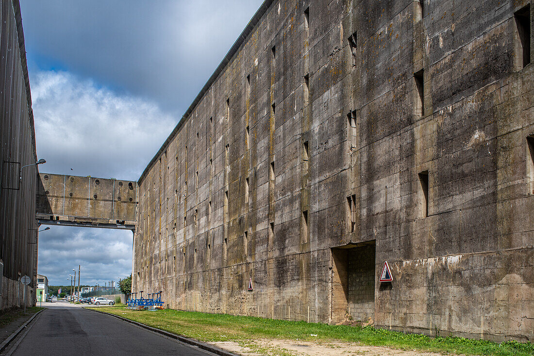 Außenansicht der deutschen U-Boot-Basis aus dem Zweiten Weltkrieg in Lorient, Bretagne, Frankreich. Massive Betonstrukturen mit historischer Bedeutung.