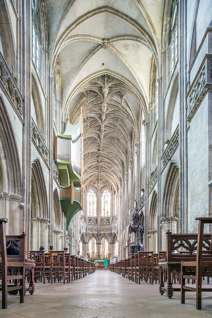 Gotische Architektur im Inneren der Eglise Saint Pierre in Caen, Normandie, Frankreich, mit beeindruckenden Gewölbedecken und Buntglasfenstern.