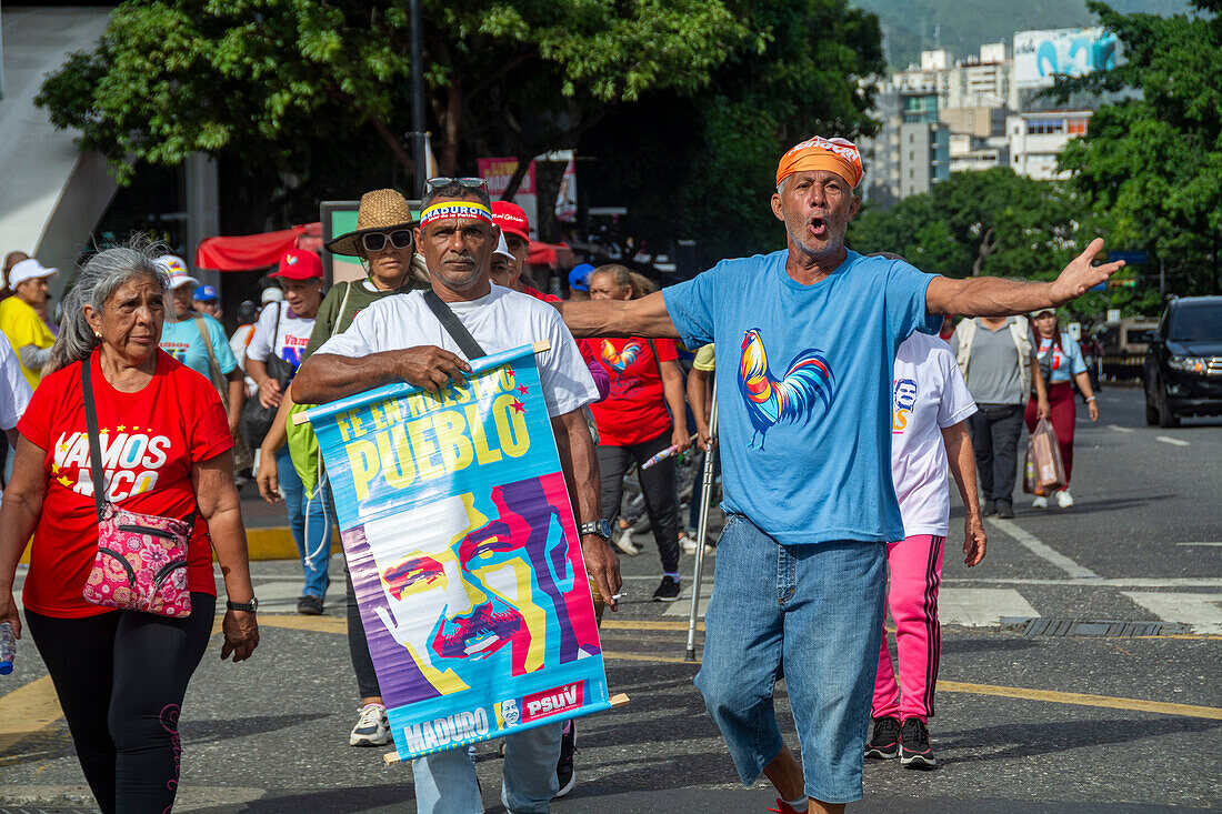 Abschluss des Wahlkampfes in Venezuela. Anhänger von Präsident Nicolas Maduro spazieren am letzten Tag des Wahlkampfes durch die Stadt Caracas. Die Präsidentschaftswahlen finden am Sonntag, den 28. Juli statt.