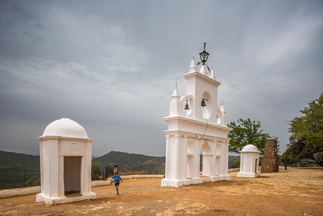 Weißes historisches Gebäude in der malerischen Landschaft von Alajar, Huelva, Andalusien, Spanien. Die Pena de Arias Montano ist ein bemerkenswertes Wahrzeichen.