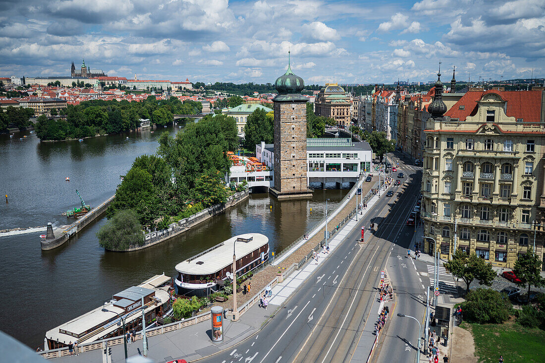 Blick auf die Stadt von der Bar auf dem Dach des Dancing House oder Ginger and Fred (Tancící dum), dem Spitznamen des Gebäudes der Nationale-Nederlanden auf dem Rašínovo nábreží in Prag, Tschechische Republik