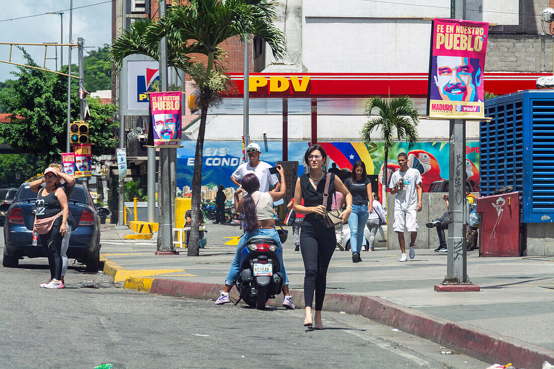 Plakatwände und Wandmalereien in den Straßen von Caracas, die für die Wahl von Präsident Nicolas Maduro in Venezuela werben