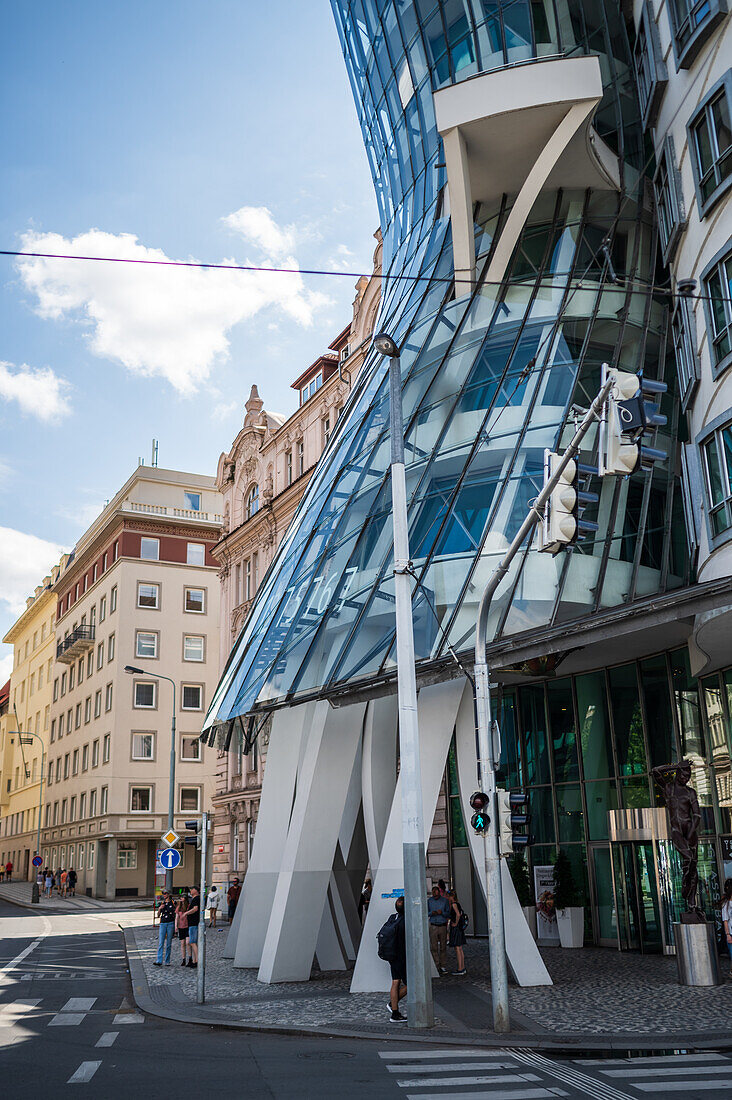 Das Tanzende Haus oder Ginger und Fred (Tancící dum) ist der Spitzname für das Gebäude der Nationale-Nederlanden auf dem Rašínovo nábreží in Prag, Tschechische Republik.