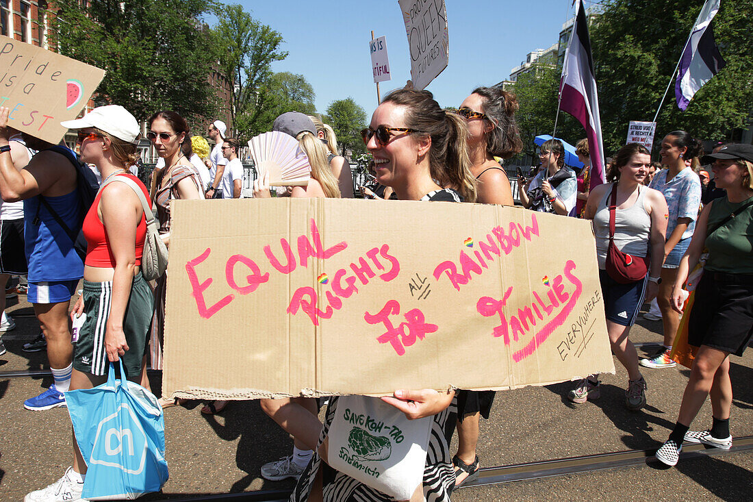 LGBTQ+ Aktivisten und Unterstützer nehmen am 20. Juli 2024 in Amsterdam, Niederlande, am Pride Walk teil. Die LGBTQ+-Gemeinschaft und ihre Unterstützer protestieren, um auf die Tatsache aufmerksam zu machen, dass LGBTQ+-Menschen weltweit diskriminiert und manchmal sogar verhaftet und strafrechtlich verfolgt werden. Nur weil sie so sind, wie sie sind.