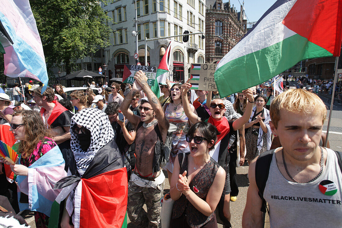 LGBTQ+ Aktivisten und Unterstützer nehmen am 20. Juli 2024 in Amsterdam, Niederlande, am Pride Walk teil. Die LGBTQ+-Gemeinschaft und ihre Unterstützer protestieren, um auf die Tatsache aufmerksam zu machen, dass LGBTQ+-Menschen weltweit diskriminiert und manchmal sogar verhaftet und strafrechtlich verfolgt werden. Nur weil sie so sind, wie sie sind.