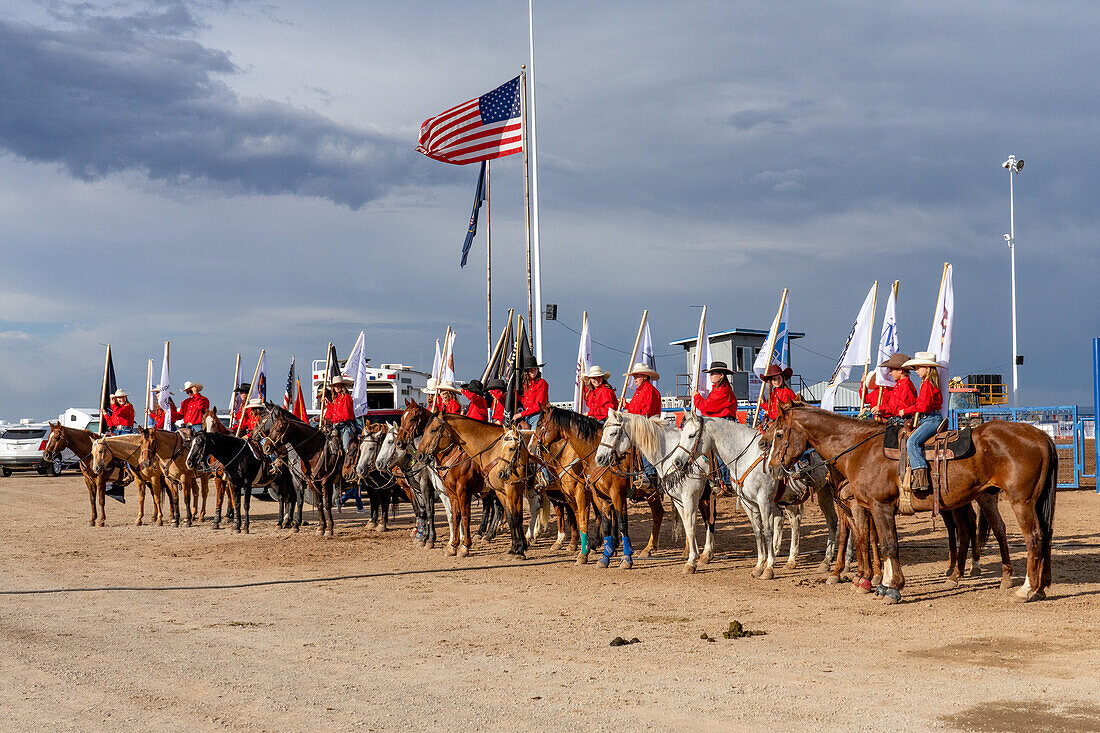 Junge Cowboys und Cowgirls formieren sich vor dem großen Einzug bei einem Rodeo in einer ländlichen Kleinstadt in Utah.