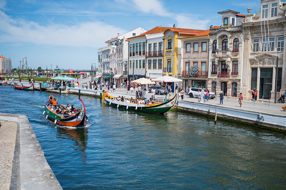 Bootsfahrt durch die Kanäle in einem farbenfrohen, traditionellen Moliceiro-Boot, Aveiro, Portugal