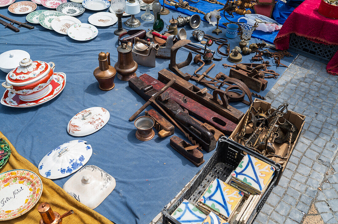 Straße und Flohmarkt in Aveiro, Portugal