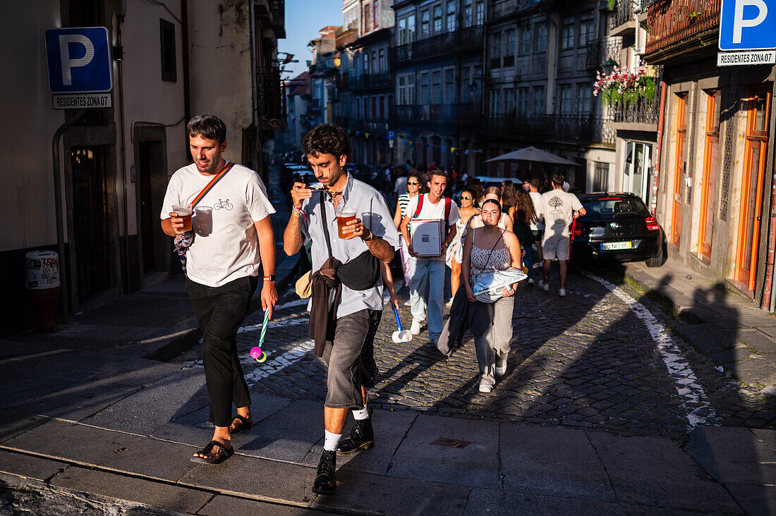 Fest des Heiligen Johannes von Porto (Festa de Sao Joao do Porto ) während der Mittsommernacht am 23. Juni (Johannisnacht) in der Stadt Porto, Portugal