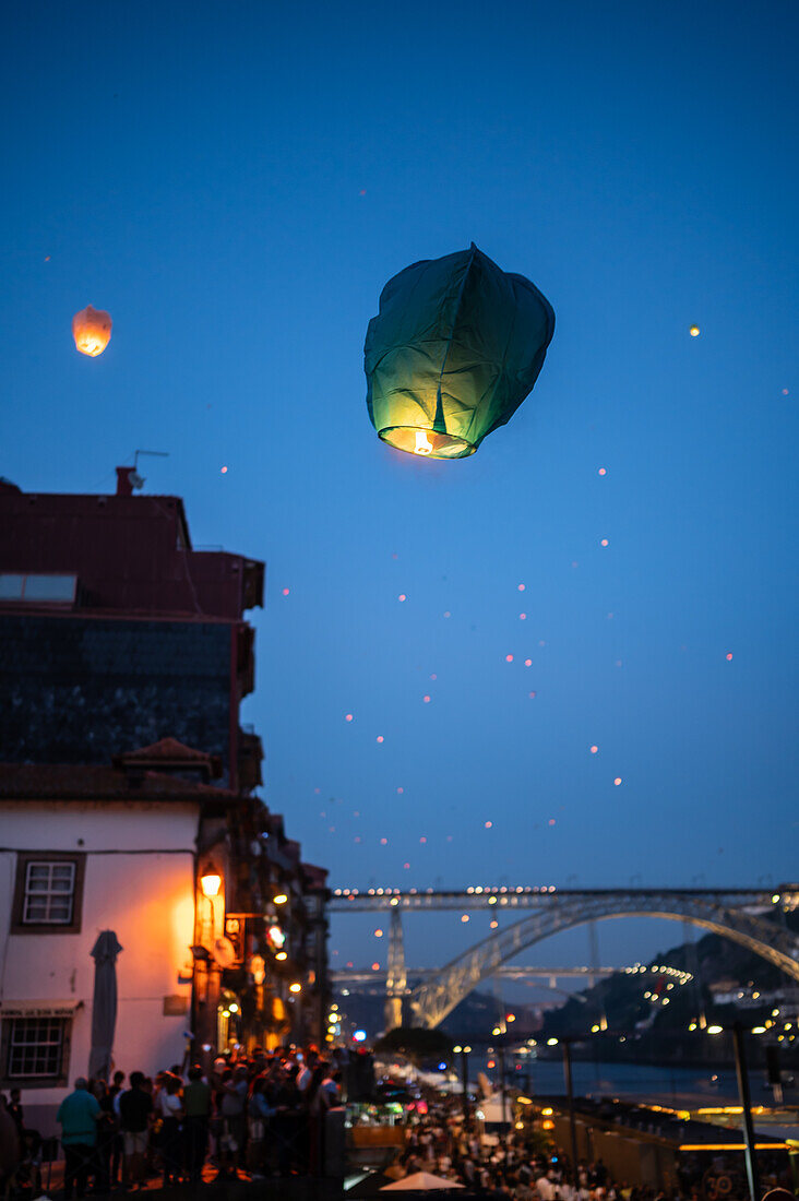 Heißluftballons starten über der Brücke Luis I und dem Fluss Douro während des Johannisfestes (Festa de Sao Joao do Porto) in der Nacht zum 23. Juni (Johannisnacht) in der Stadt Porto, Portugal