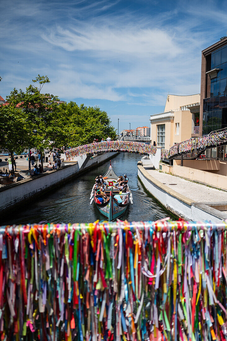 Bootsfahrt durch die Kanäle in einem bunten, traditionellen Moliceiro-Boot, Aveiro, Portugal