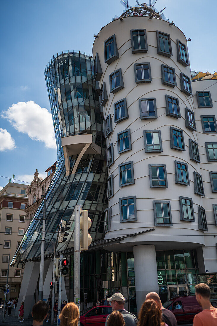 Das Tanzende Haus oder Ginger und Fred (Tancící dum) ist der Spitzname für das Gebäude der Nationale-Nederlanden auf dem Rašínovo nábreží in Prag, Tschechische Republik.