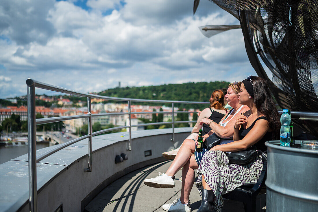 Rooftop-Bar mit Blick auf das Dancing House oder Ginger and Fred (Tancící dum), so lautet der Spitzname des Nationale-Nederlanden-Gebäudes auf dem Rašínovo nábreží in Prag, Tschechische Republik.