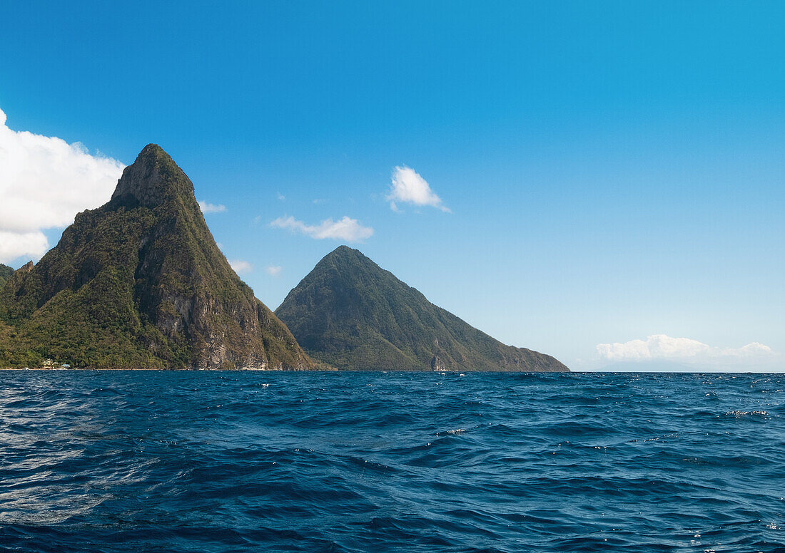 Blaues Wasser und Berge