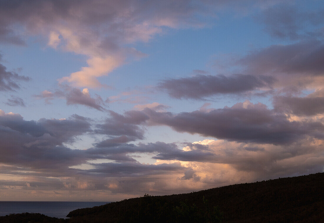 Wolken über dem Meer bei Sonnenuntergang