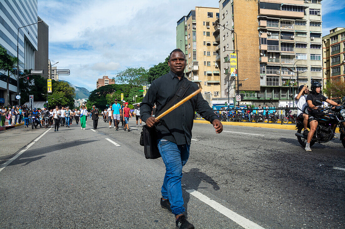 Protest der Bevölkerung Venezuelas gegen die gefälschten Präsidentschaftswahlen, aus denen Nicolas Maduro mit 51 % der Stimmen als Sieger hervorging.