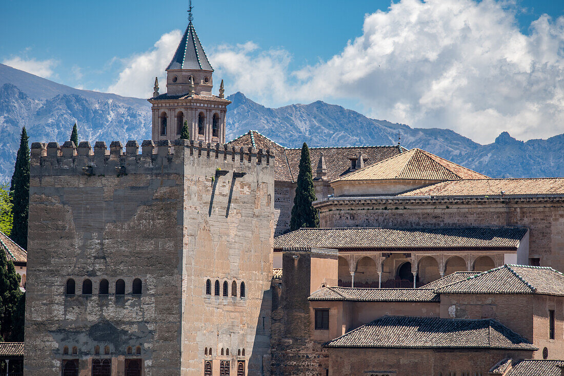 Atemberaubender Blick auf den Alhambra-Palast in Granada, Andalusien, Spanien, mit den Bergen der Sierra Nevada im Hintergrund. Ein historisches und architektonisches Wunderwerk.