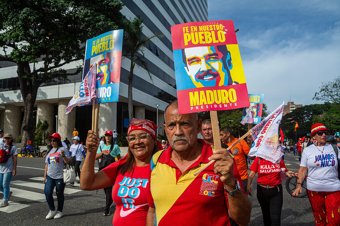 Abschluss des Wahlkampfs in Venezuela. Anhänger von Präsident Nicolas Maduro spazieren am letzten Tag des Wahlkampfes durch die Stadt Caracas. Die Präsidentschaftswahlen finden am Sonntag, dem 28. Juli, statt.