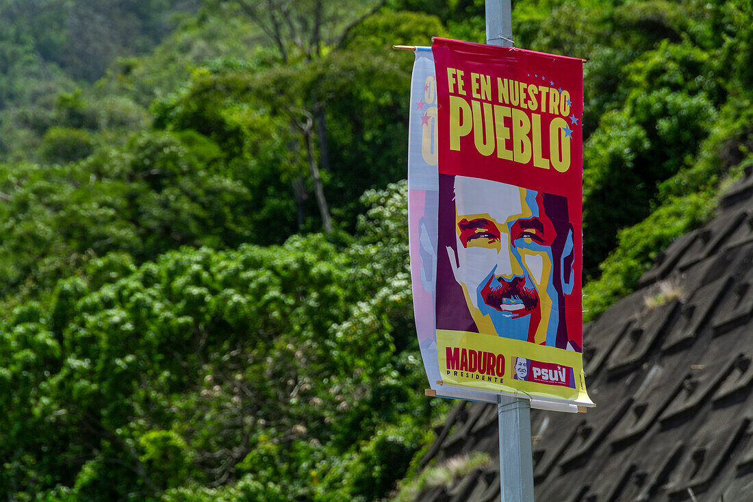 Plakatwände und Wandmalereien in den Straßen von Caracas, die für die Wahl von Präsident Nicolas Maduro in Venezuela werben