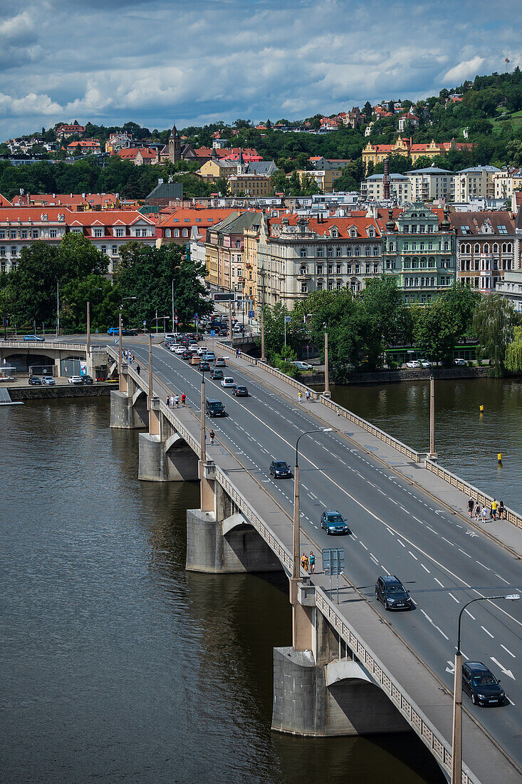 Blick auf die Stadt von der Bar auf dem Dach des Tanzenden Hauses oder Ginger und Fred (Tancící dum), der Spitzname für das Gebäude der Nationale-Nederlanden auf dem Rašínovo nábreží in Prag, Tschechische Republik