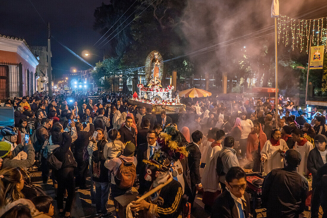 Dia de la Virgen de Guadalupe (Fest der Jungfrau von Guadalupe) und Parade in Guatemala-Stadt.