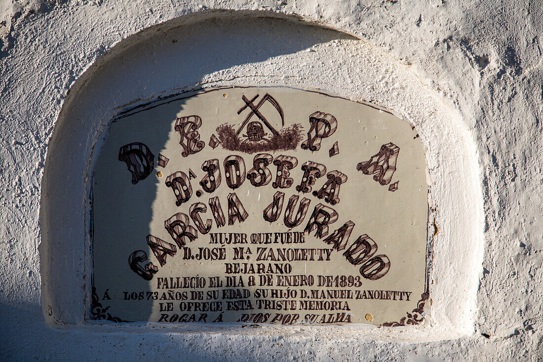 Alter Grabstein aus dem 19. Jahrhundert auf dem katholischen Friedhof von Aznalcazar, in der Provinz Sevilla, Andalusien, Spanien.