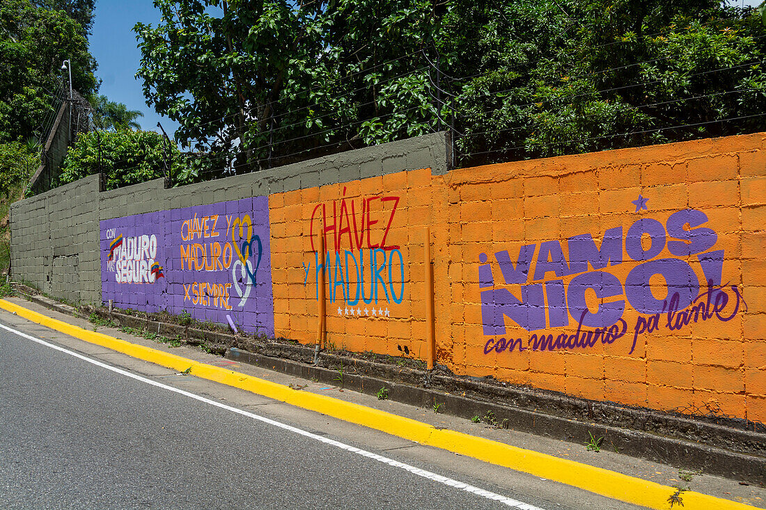 Plakatwände und Wandmalereien in den Straßen von Caracas, die für die Wahl von Präsident Nicolas Maduro in Venezuela werben