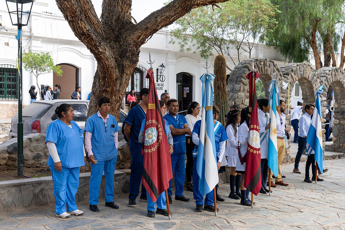 Krankenhauspersonal mit einem medizinischen Jugendclub bei der Feier zum Tag des Heiligen Josef auf dem Platz in Cachi, Argentinien.