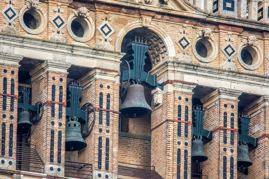 Nahaufnahme des Glockenteils des Turms La Giralda in Sevilla, Spanien, die das komplizierte Mauerwerk und die historische Architektur zeigt.