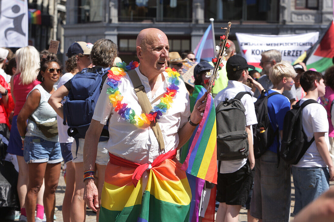 LGBTQ+ Aktivisten und Unterstützer nehmen am 20. Juli 2024 in Amsterdam, Niederlande, am Pride Walk teil. Die LGBTQ+-Gemeinschaft und ihre Unterstützer protestieren, um auf die Tatsache aufmerksam zu machen, dass LGBTQ+-Menschen weltweit diskriminiert und manchmal sogar verhaftet und strafrechtlich verfolgt werden. Weil sie so sind, wie sie sind.