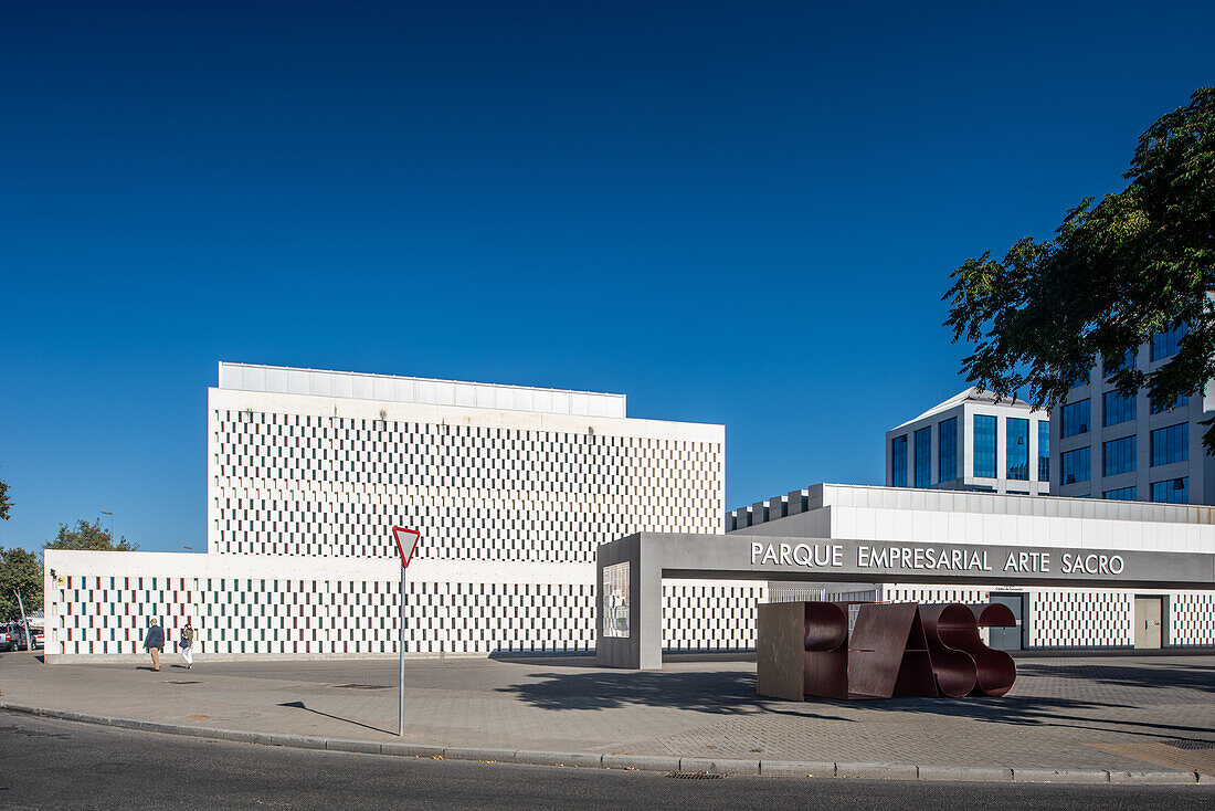 Modernes architektonisches Design im Parque Empresarial Arte Sacro in Sevilla, Andalusien, Spanien, ein Beispiel für Stadtentwicklung und Innovation.