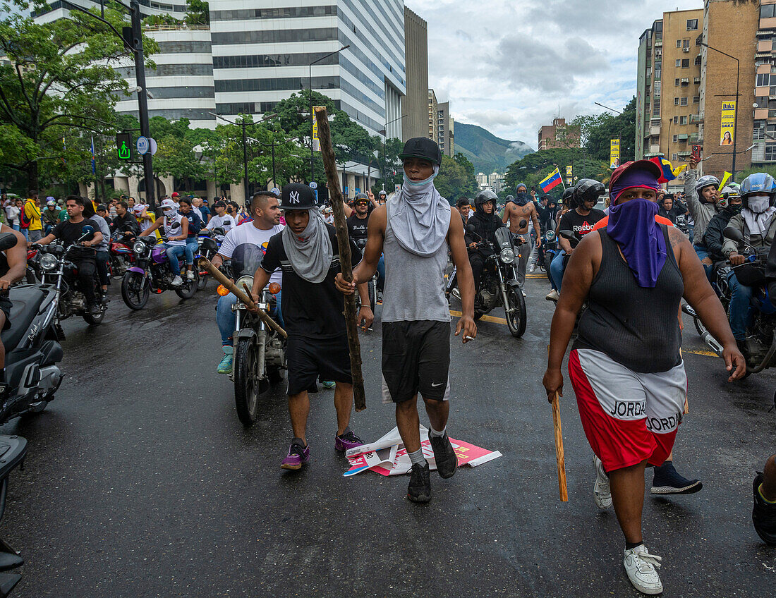 Protest der Menschen in Venezuela gegen die gefälschten Präsidentschaftswahlen, aus denen Nicolas Maduro mit 51 % der Stimmen als Sieger hervorging.