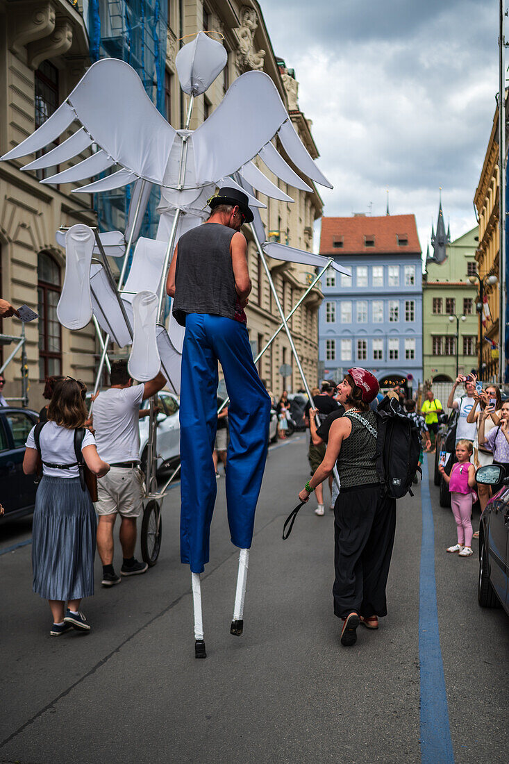 Puppenkorso vom Marienplatz zum Altstädter Ring während des Prager Straßentheaterfestivals Behind the Door, Prag, Tschechische Republik