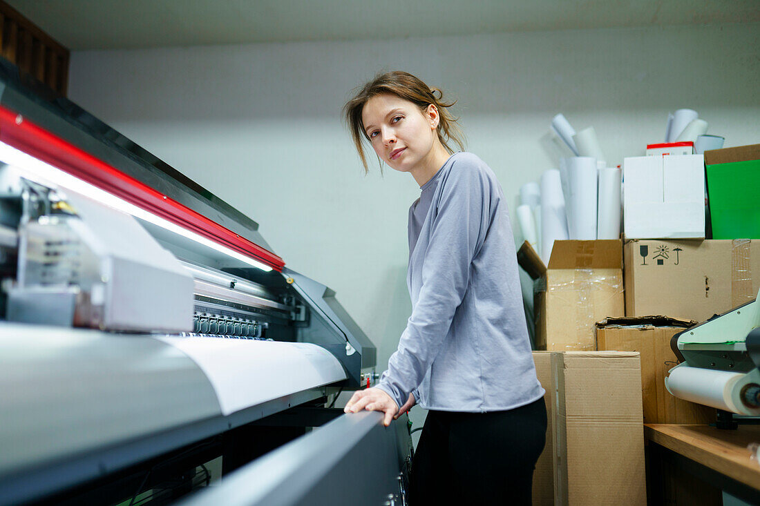 Porträt einer Frau bei der Arbeit in einer Druckerei