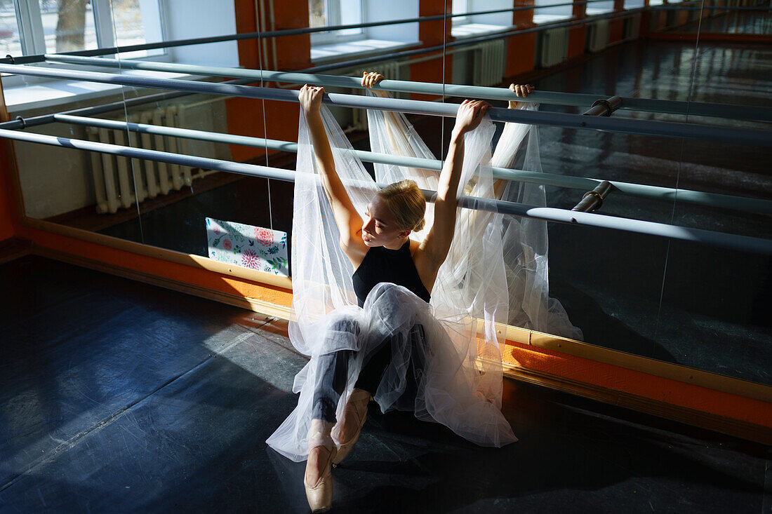 Porträt einer sitzenden Ballerina im Ballettstudio