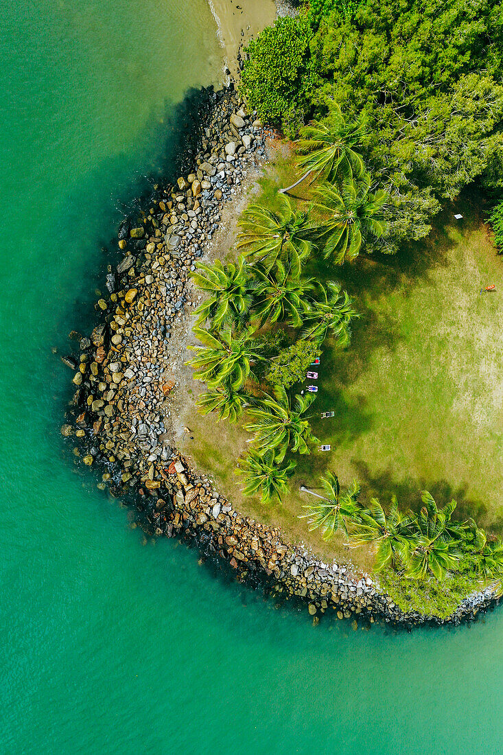 Drohnenansicht einer tropischen Insel und türkisfarbenes Meer