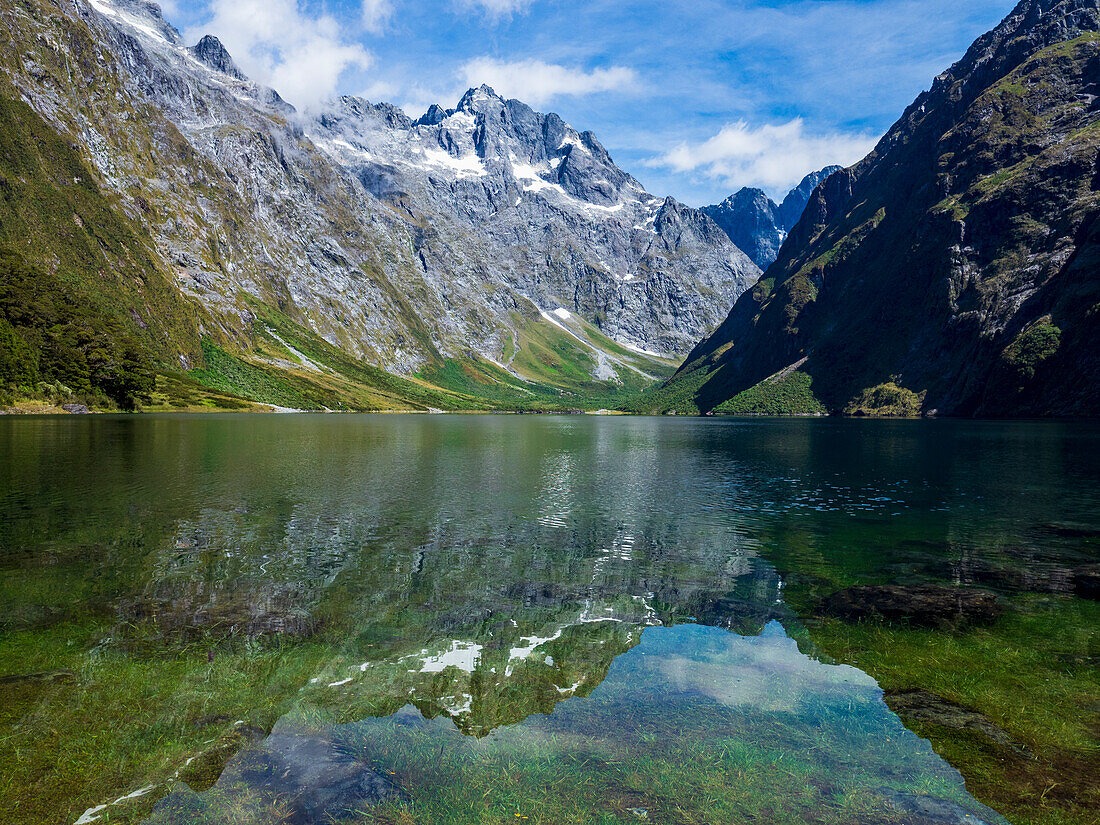 Ruhiger See und Berge im Fiordland-Nationalpark